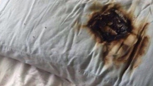 Mientras dormía, su almohada se prendió fuego. Fue cuando vio qué estaba debajo.